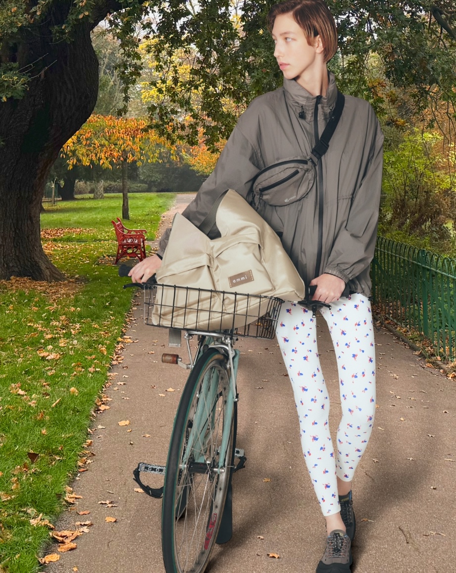 NYLON LTCOAT（KEEN）・ディフォームフラワーレギンス・NYLON HIPBAG (KEEN)・トライアングルショルダーバッグ・JASPER ZIONIC　(KEEN)を着用した女性