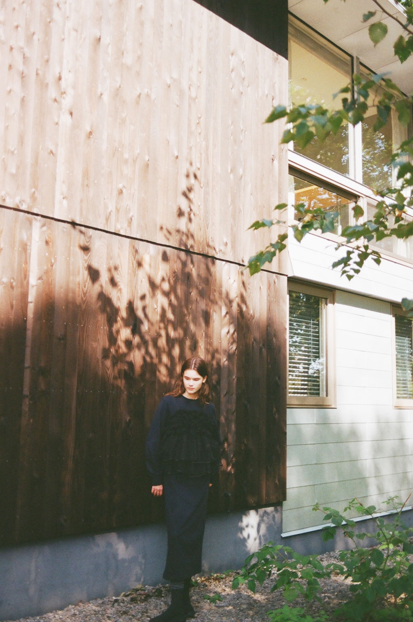 チュールビスチェ×裏毛ワンピースセット・ecoニットスニーカーソールブーツを着用した女性