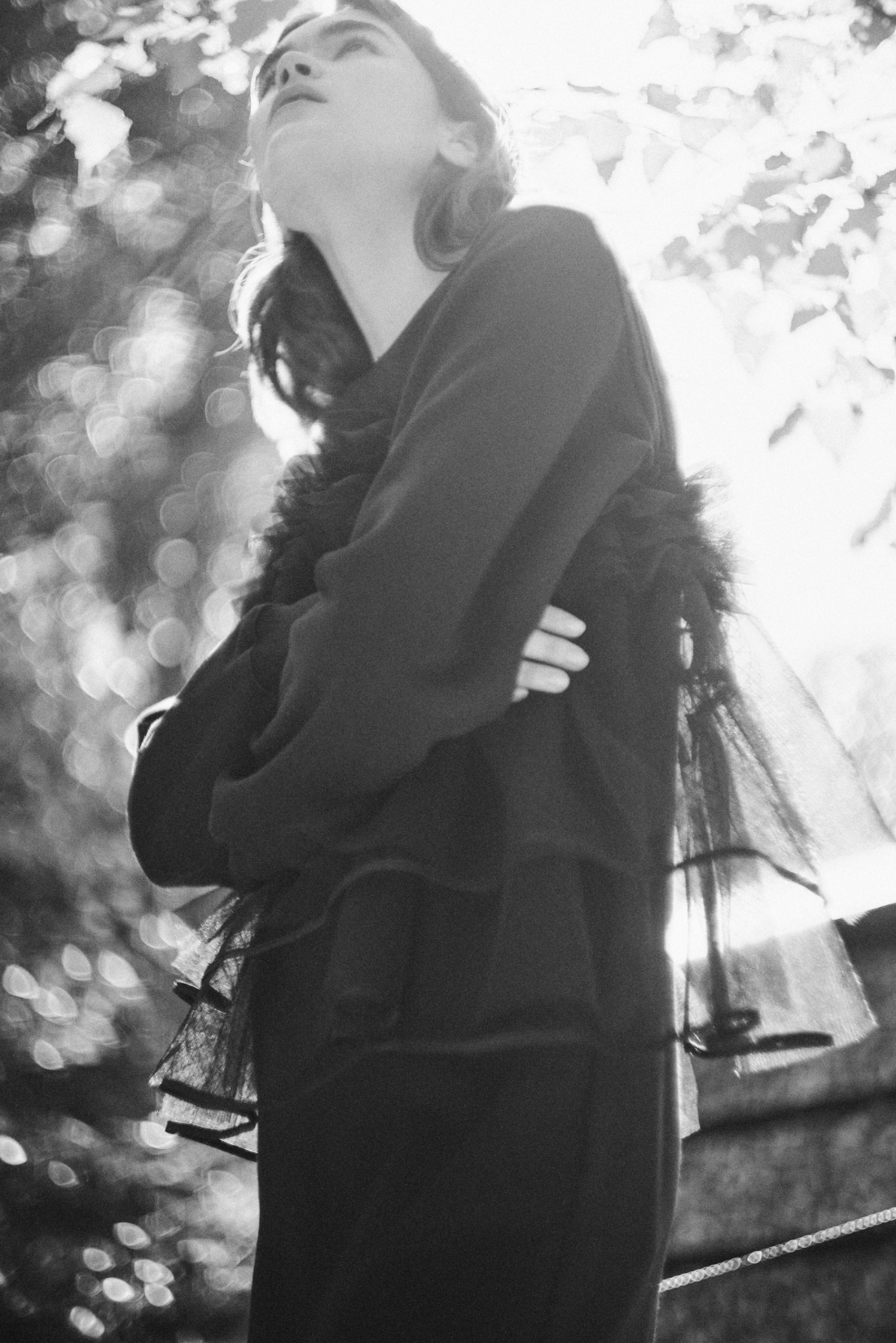 チュールビスチェ×裏毛ワンピースセット・ecoニットスニーカーソールブーツを着用した女性