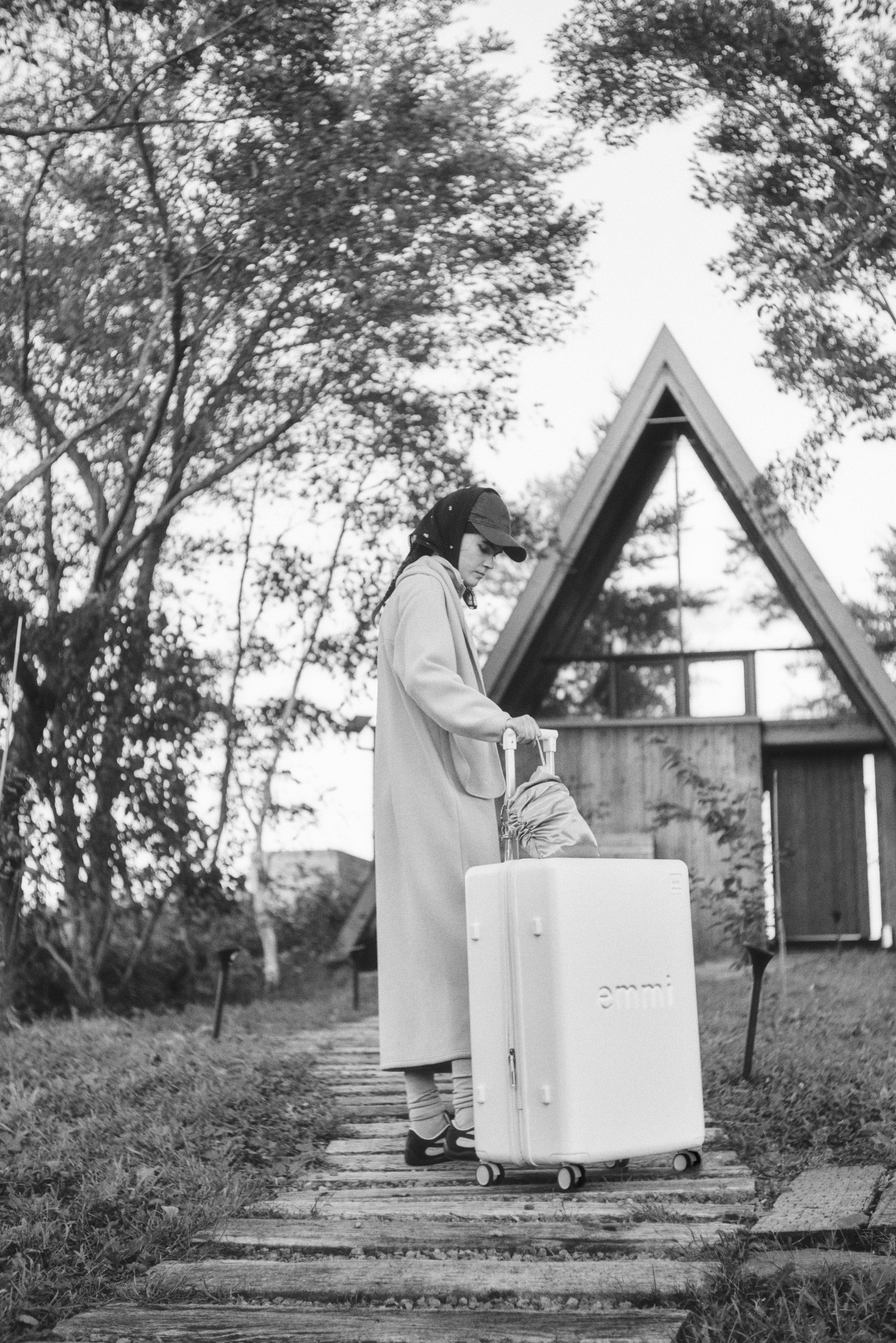 eco ストール付きフリースワンピース・シアーカットソー×キャミSET・フロッキーフラワープリントスカーフ・HOLIDAY GIFT SET・Samsonite スピナー75・コットンリブハイソックスを着用した女性