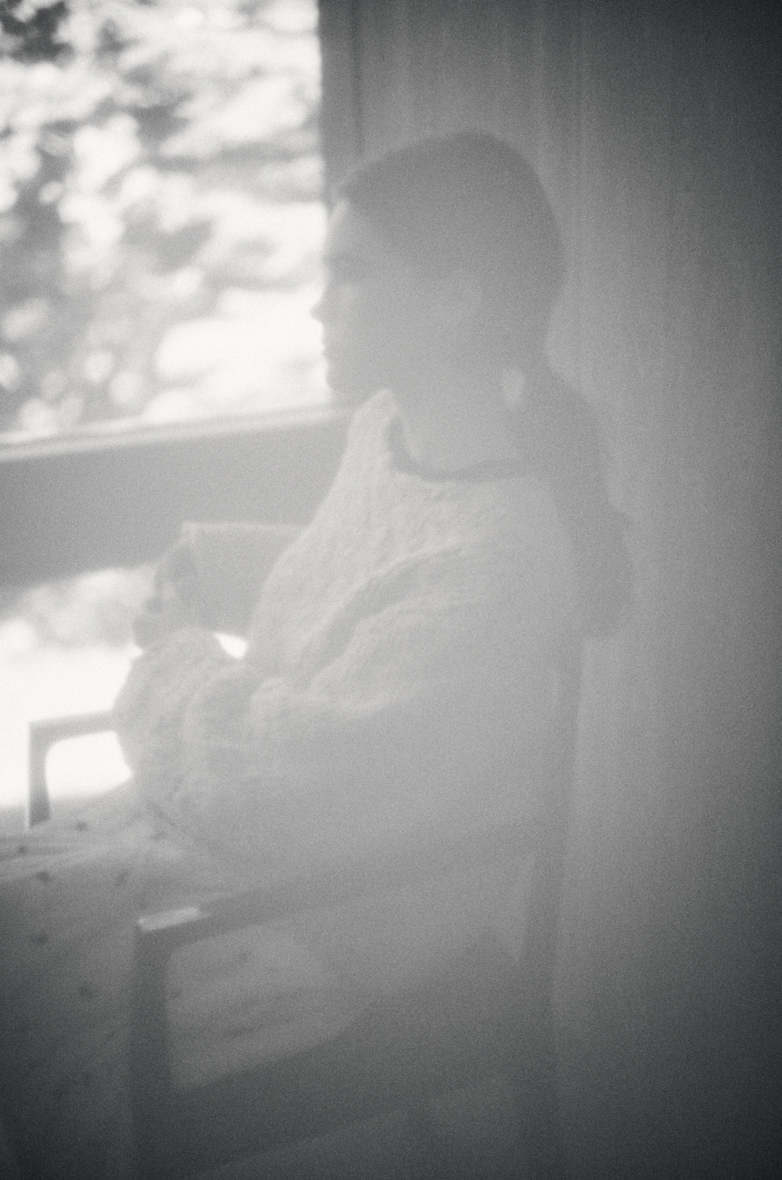 ウール混ハンドニットプルオーバー・シアーカットソー×キャミSET・エンブロイダリーキルティングスカート・インヒールジョッキーロングブーツを着用した女性