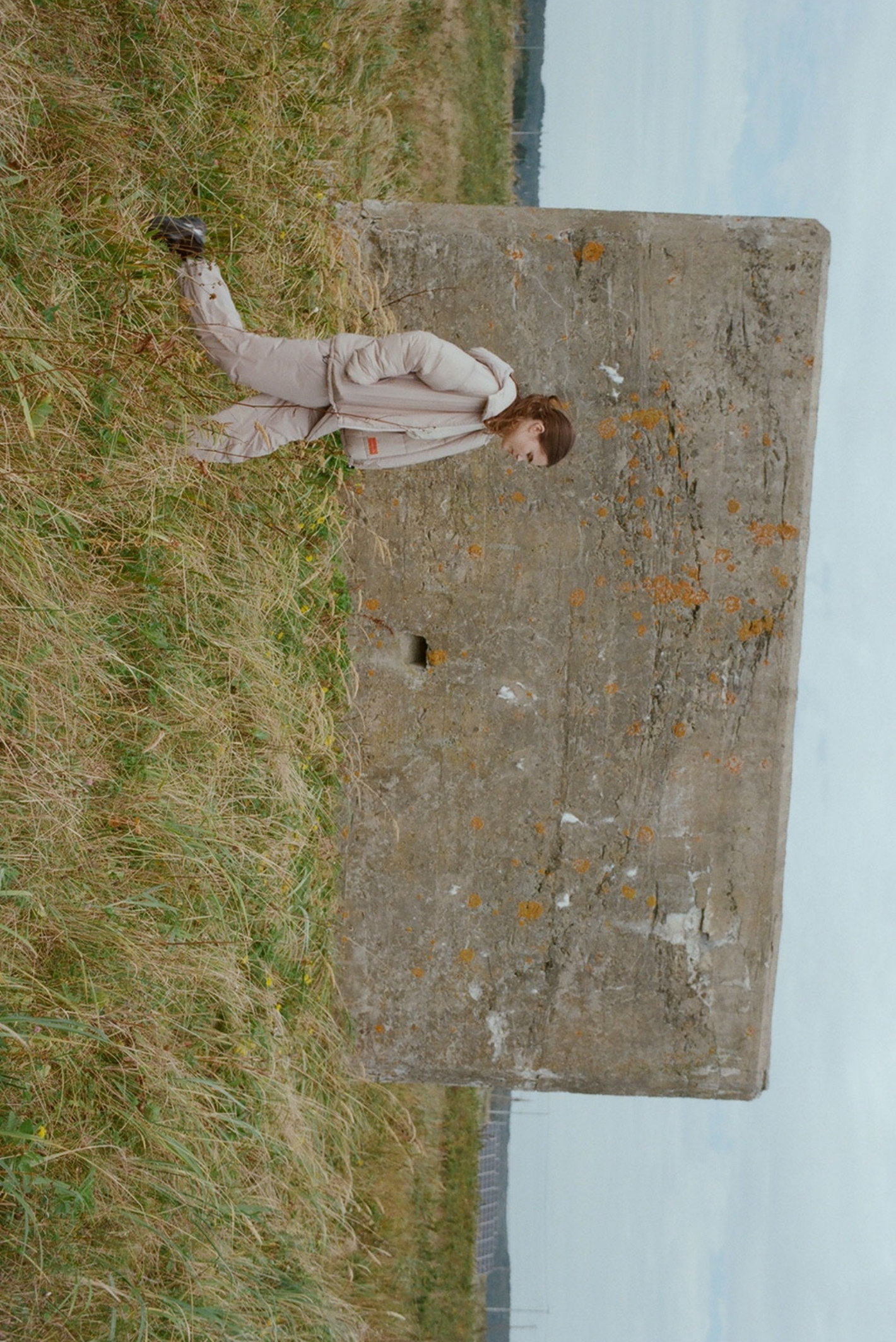 ラムウールオーバーニットトップスを着用した女性