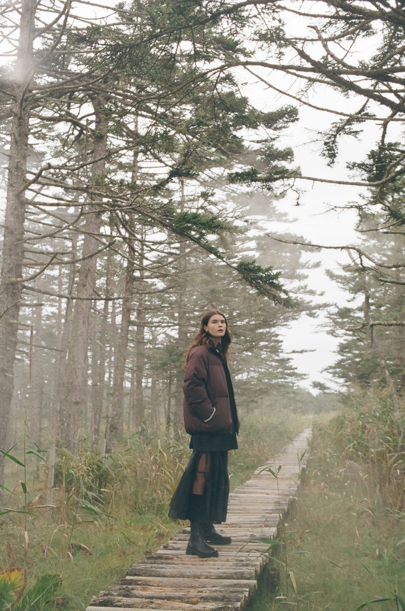 リバーシブル中綿ジャケット・ミニジャンパースカート・ルーズモヘアニットトップス・チュールボリュームシアースカート・ウォータープルーフ アンクルブーツを着用した女性