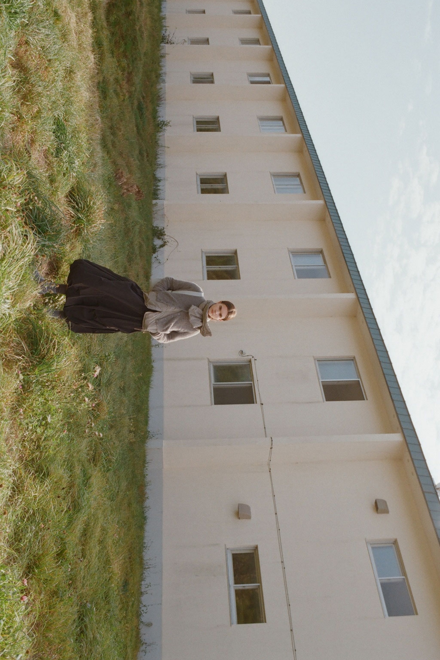 emmi×TAIONリバーシブルダウン・フォックスカシミヤニットカーディガン・ツイストバルーンスカート・ナイロンクロスボディーショルダーバッグ・フェザーヤーンニットブーツを着用した女性