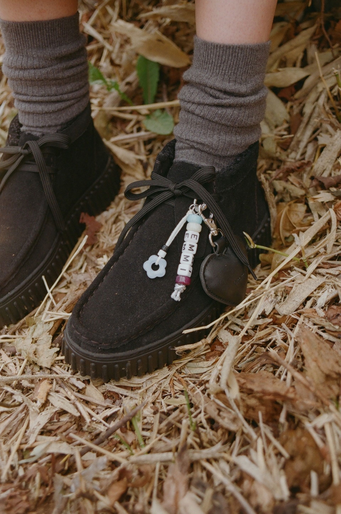 コットンリブハイソックスを着用した女性の足元