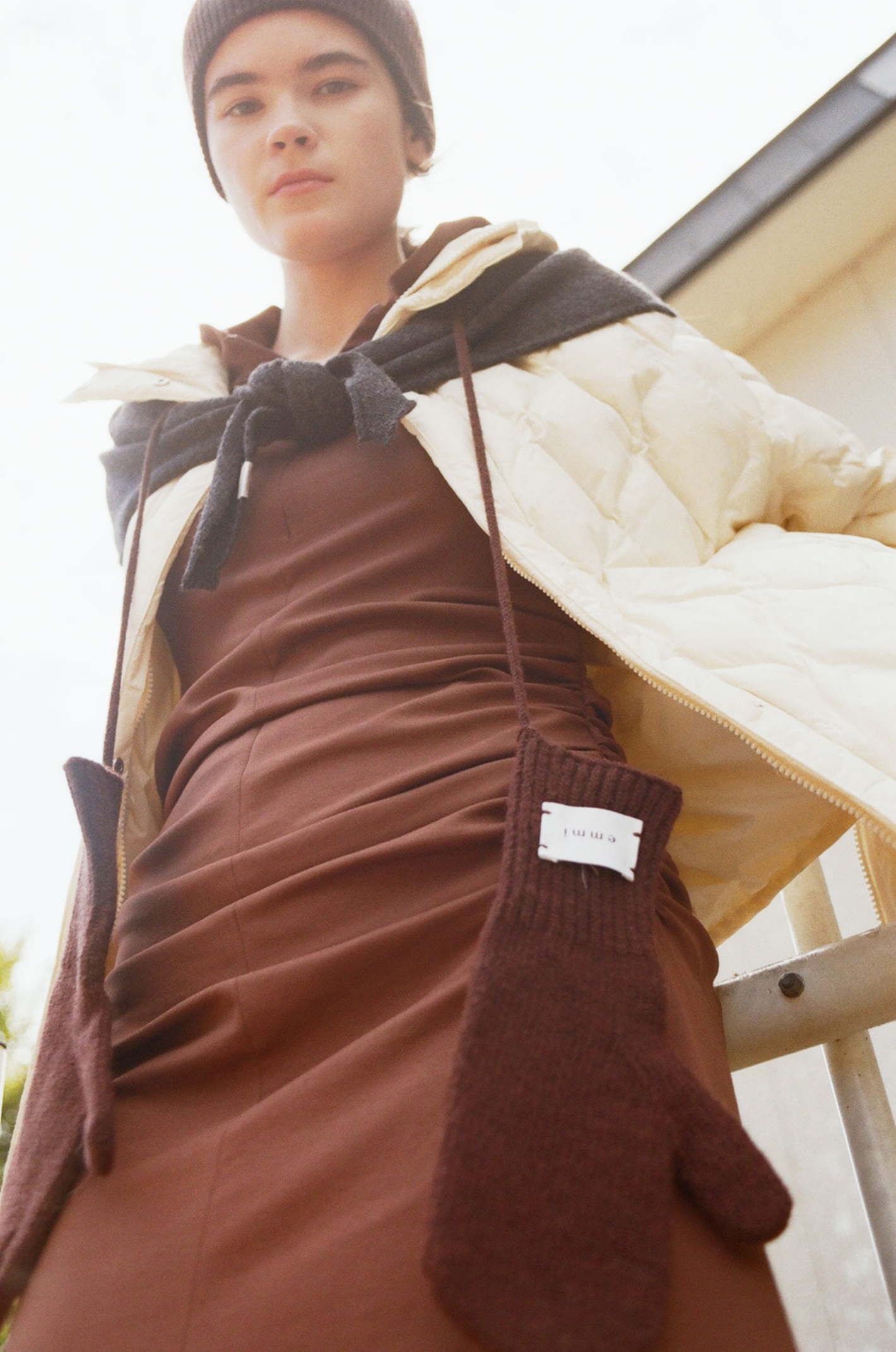 emmi×TAIONキルティングコート・モダールカットソーフーディーワンピース・ウールニットトライアングルスカーフ・マルチユースミトン・コットンリブハイソックスを着用した女性