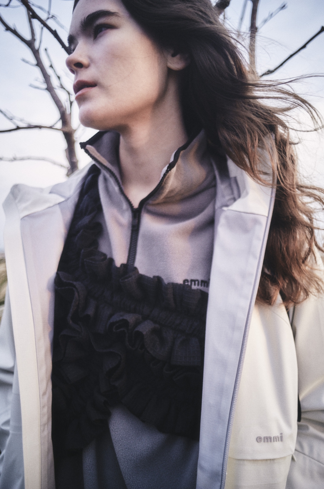 【Raintive】 eco防水ブルゾン・eco フリースハーフジッププルオーバー・ギャザー3wayビスチェ・防水シリーズパンツ・防水バックパックを着用した女性