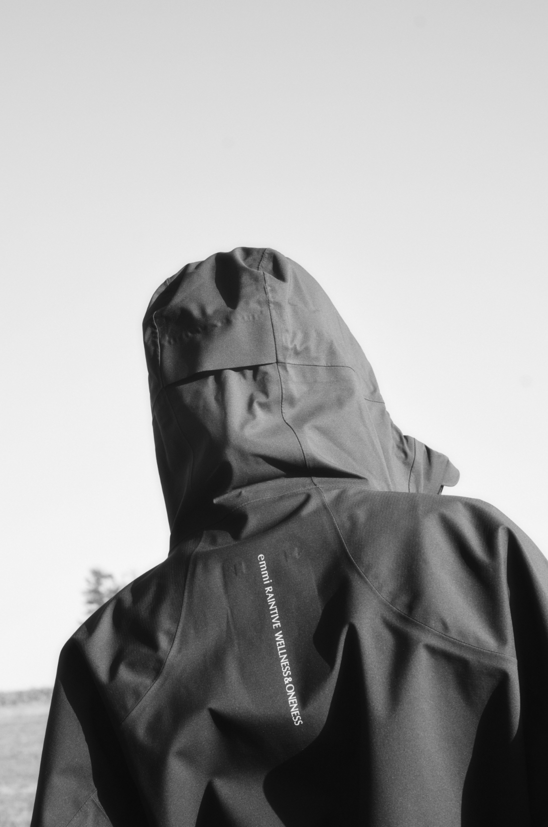 【Raintive】 eco防水ブルゾン・モヘヤ混2wayニットトップス・ヘルシーシアーハーフトップ・フラワーチュールスカート・ゴムウエストナロースカートを着用した女性