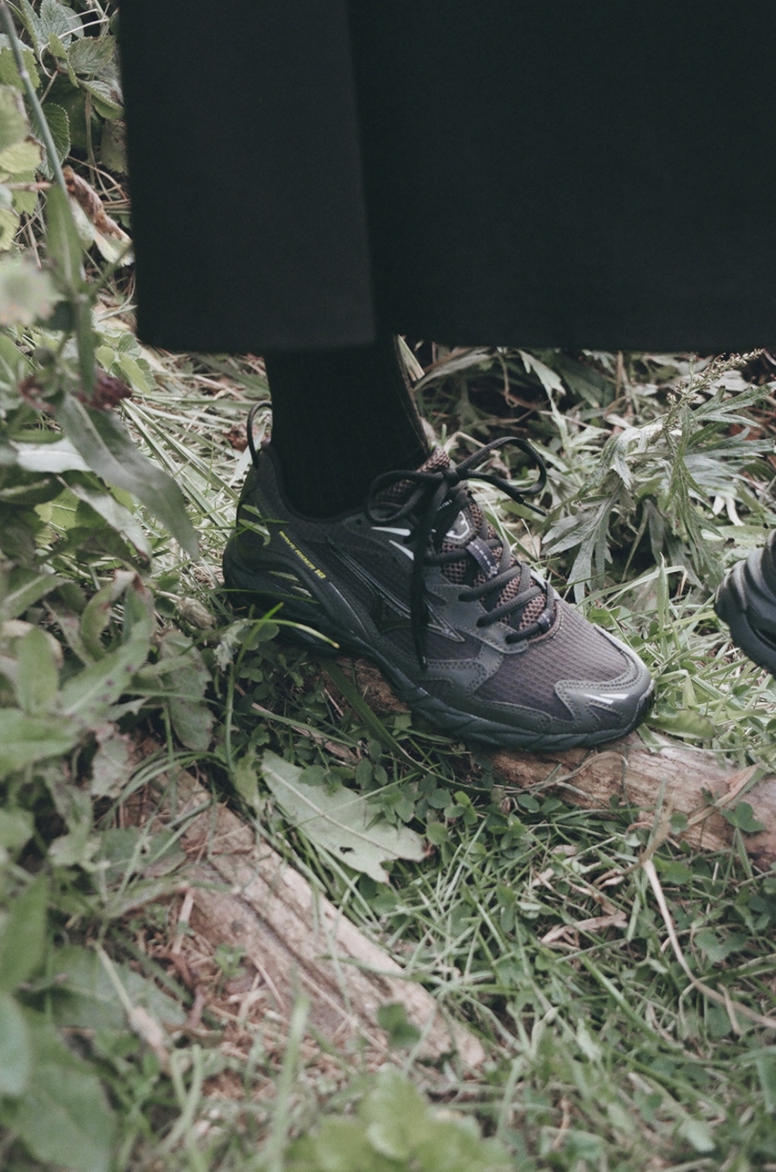 モダールカットソーフーディーワンピースを着用した女性の足元