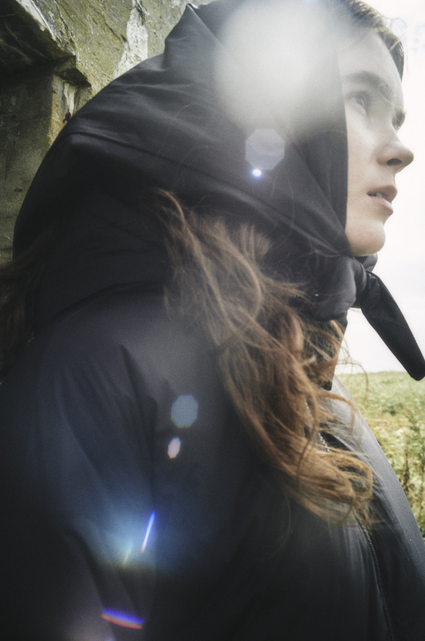 モダールカットソーフーディーワンピースを着用した女性