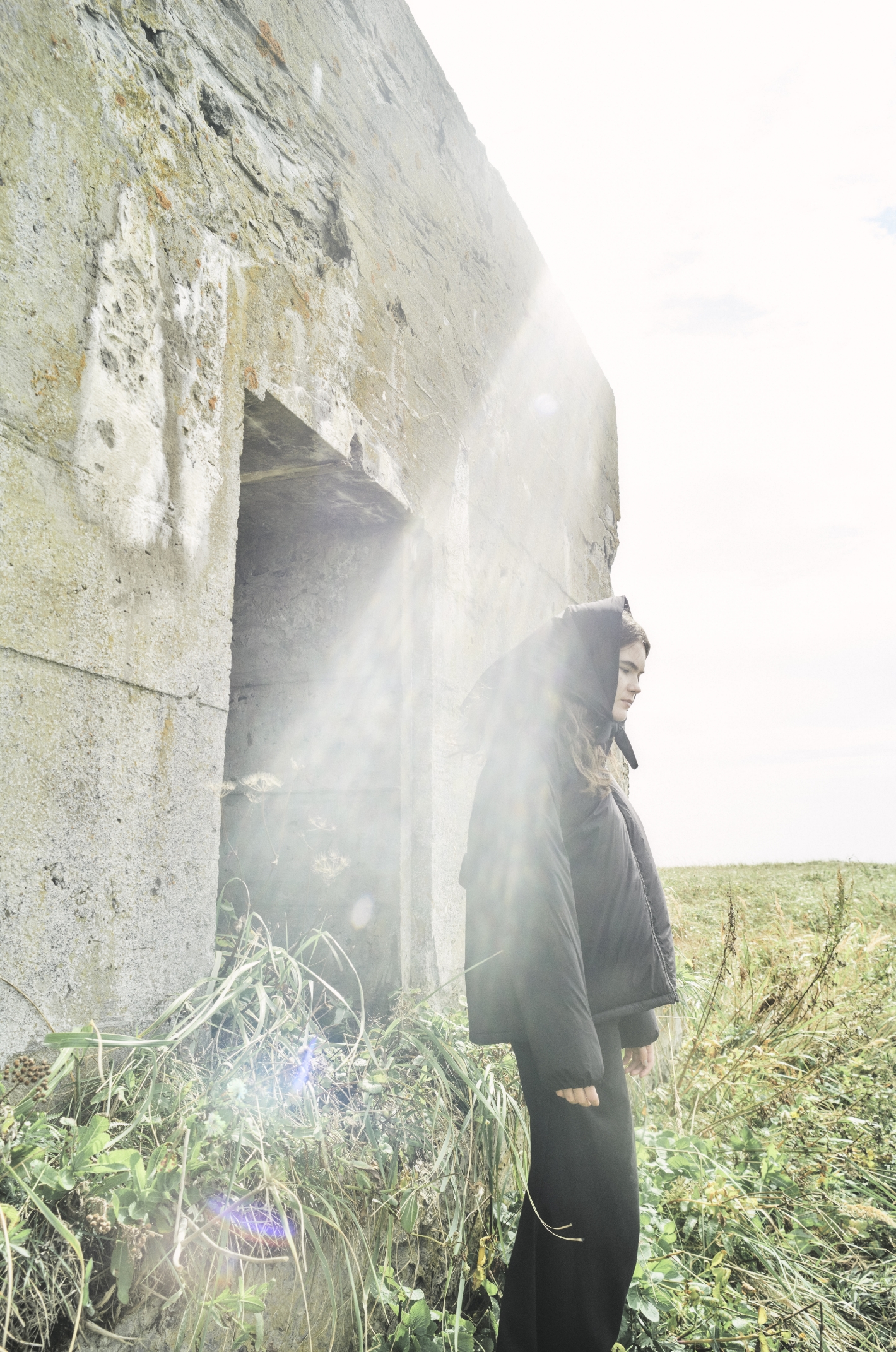 モダールカットソーフーディーワンピースを着用した女性