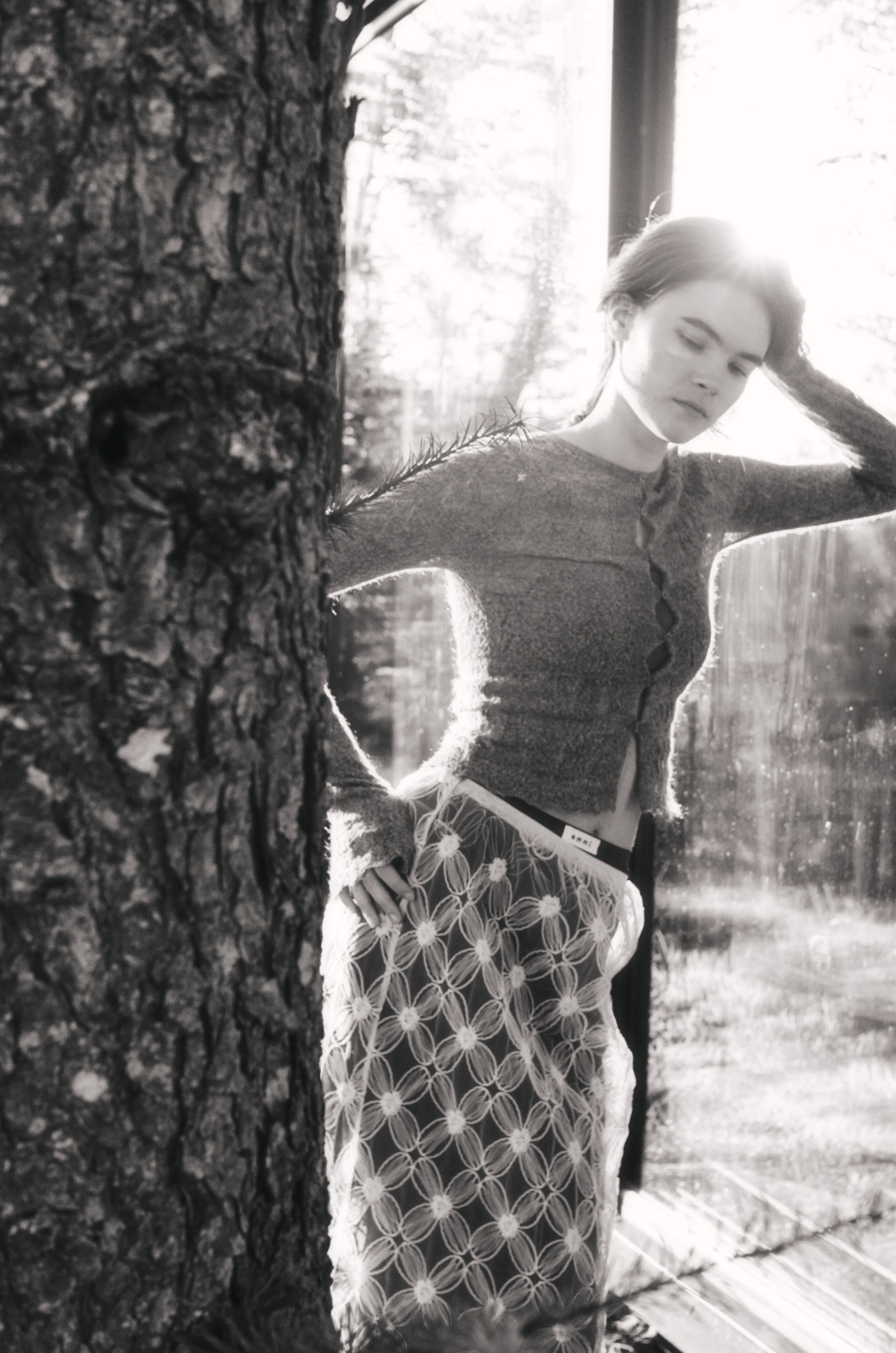 【Raintive】 eco防水ブルゾン・モヘヤ混2wayニットトップス・ヘルシーシアーハーフトップ・フラワーチュールスカート・ゴムウエストナロースカートを着用した女性