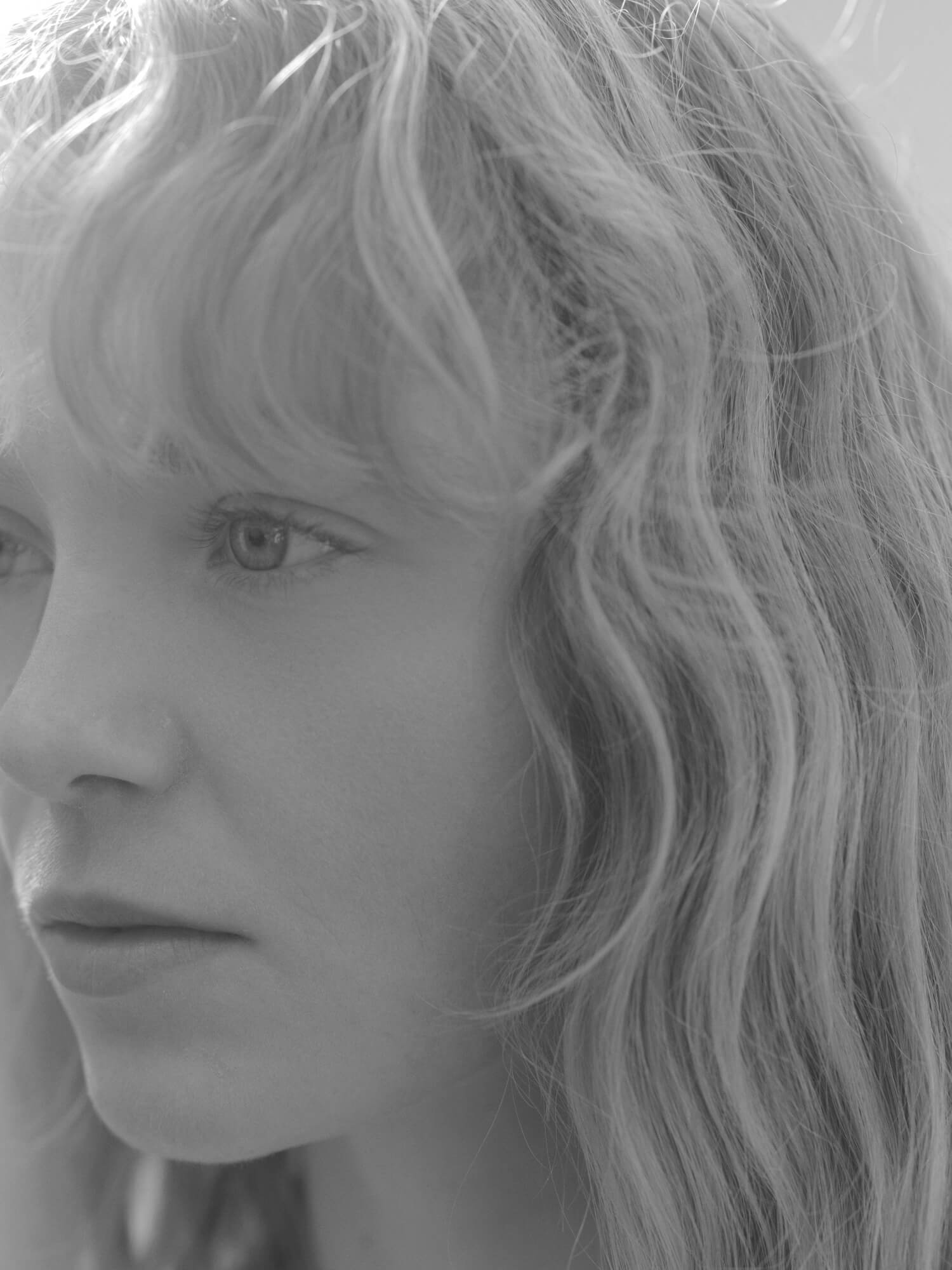 モデル女性の横顔