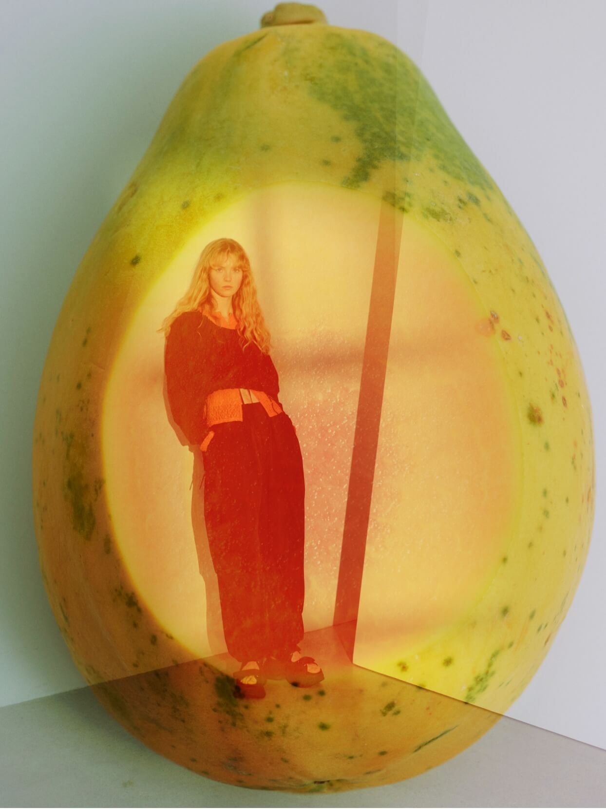 ギャザーショートフーディー、2wayストレッチレースカットソー、eco ボリュームパラシュートパンツ、ボリュームソールサンダルを着用した女性モデル