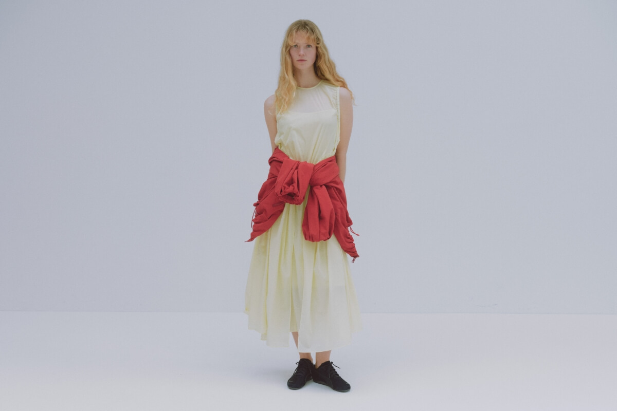 ギャザーフォルムナイロンワンピース、ビッグフォルムフーディーブルゾン、SPEEDCAT SATIN emmiシューズを着用した女性モデル