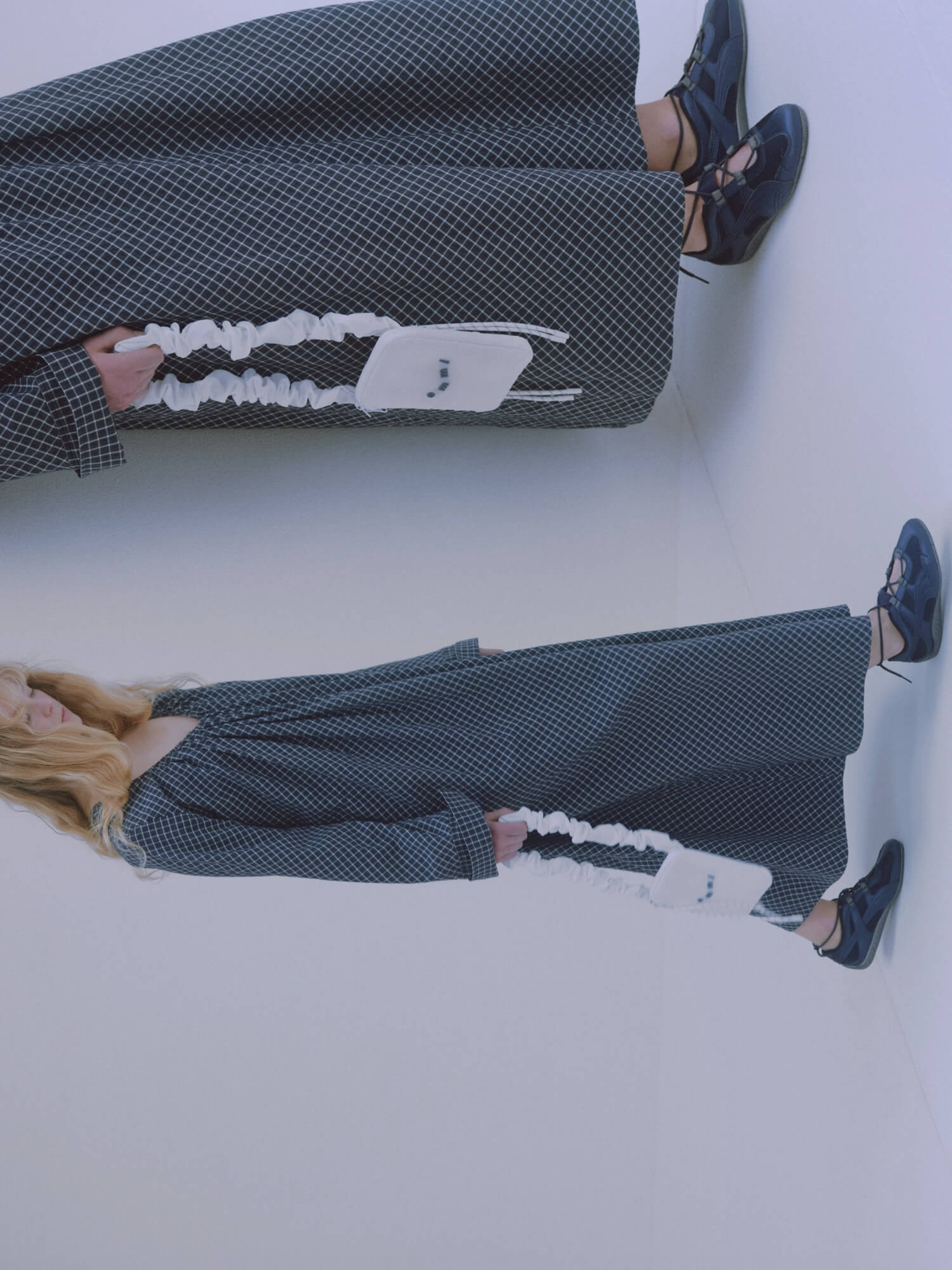 チェック2wayフレアワンピース【セットアップ対応】、ギャザーショルダースマホショルダー、SPEEDCAT GO emmiシューズを着用した女性モデル