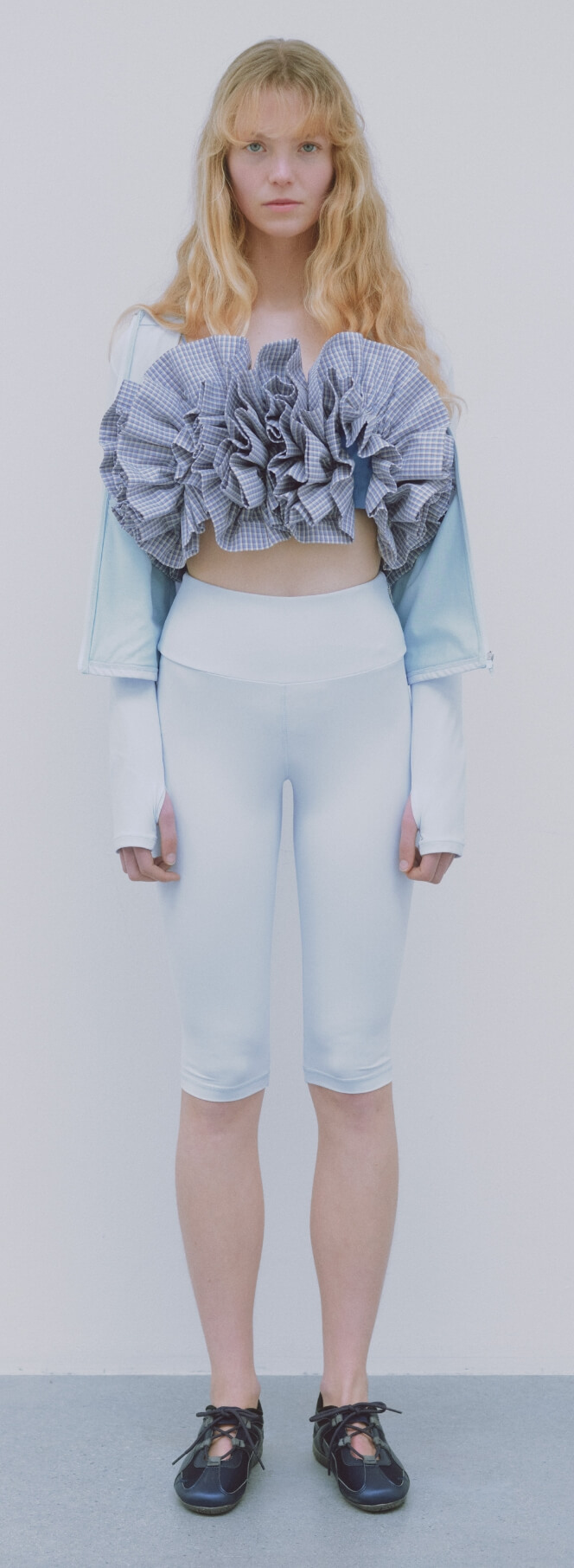 【Sustainaretch】ジップアップトップス/UVカット/接触冷感、チェックフリルビスチェ【セットアップ対応】、【Sustainaretch】ハーフレギンス/UVカット/接触冷感、SPEEDCAT GO emmiシューズを着用した女性モデル