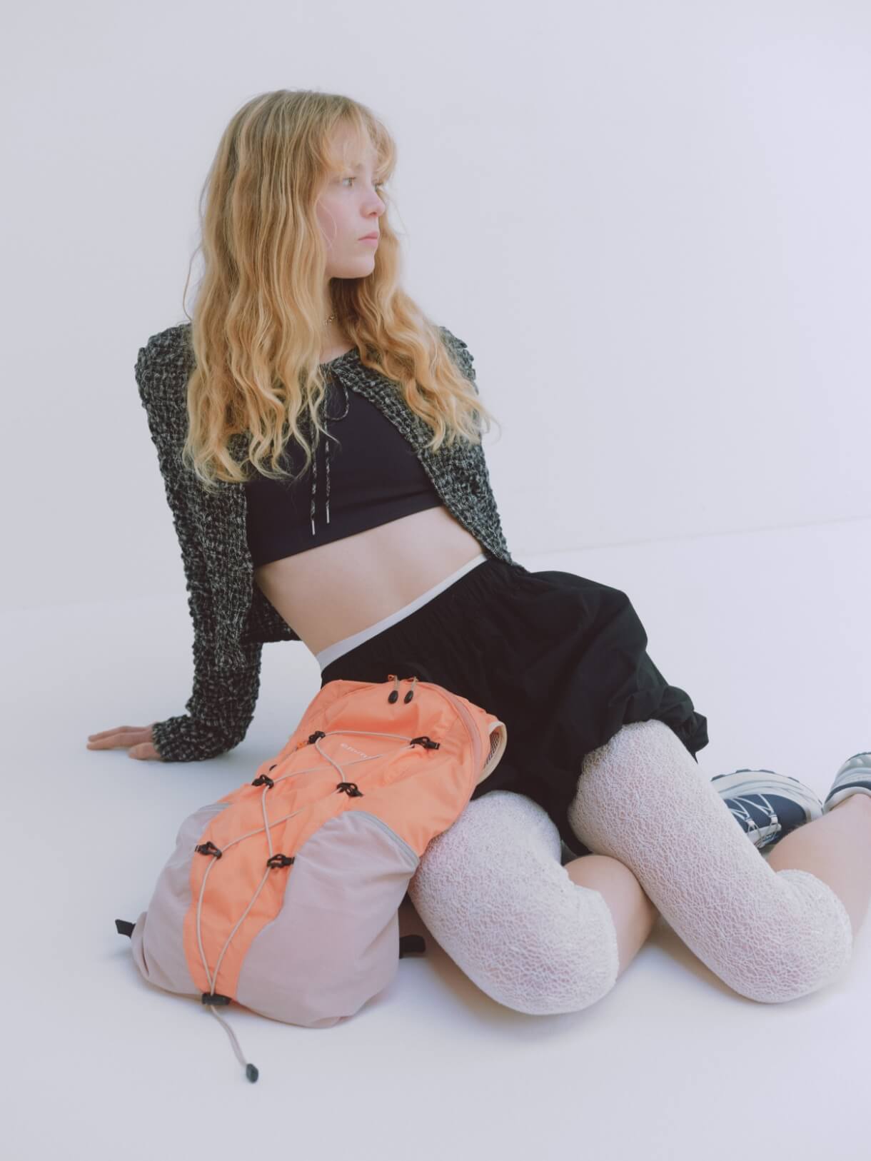 2wayシャーリングブラウス、【Sustainaretch】ギャザーショルダーブラトップ、シアーミディアムレギンス、パッカブルバックパックを着用した女性モデル