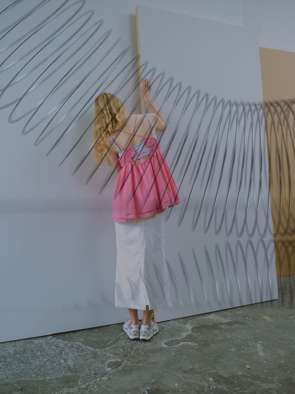 コットンギャザーキャミブラウス【アンサンブル対応】、【Sustainaretch】ギャザーショルダーブラトップ、サイドタックナロースカート【セットアップ対応】、U204Ls (New Balance for emmi)のシューズを着用した女性モデル