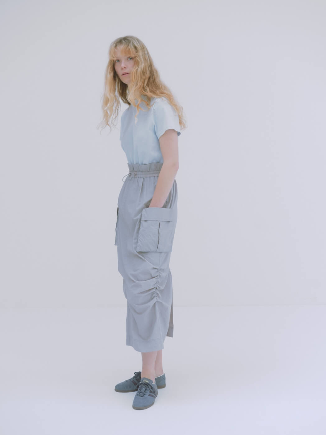  カットドッキングワンピース、GAZELLE LO PRO W (adidas Originals for emmi)のシューズを着用した女性モデル