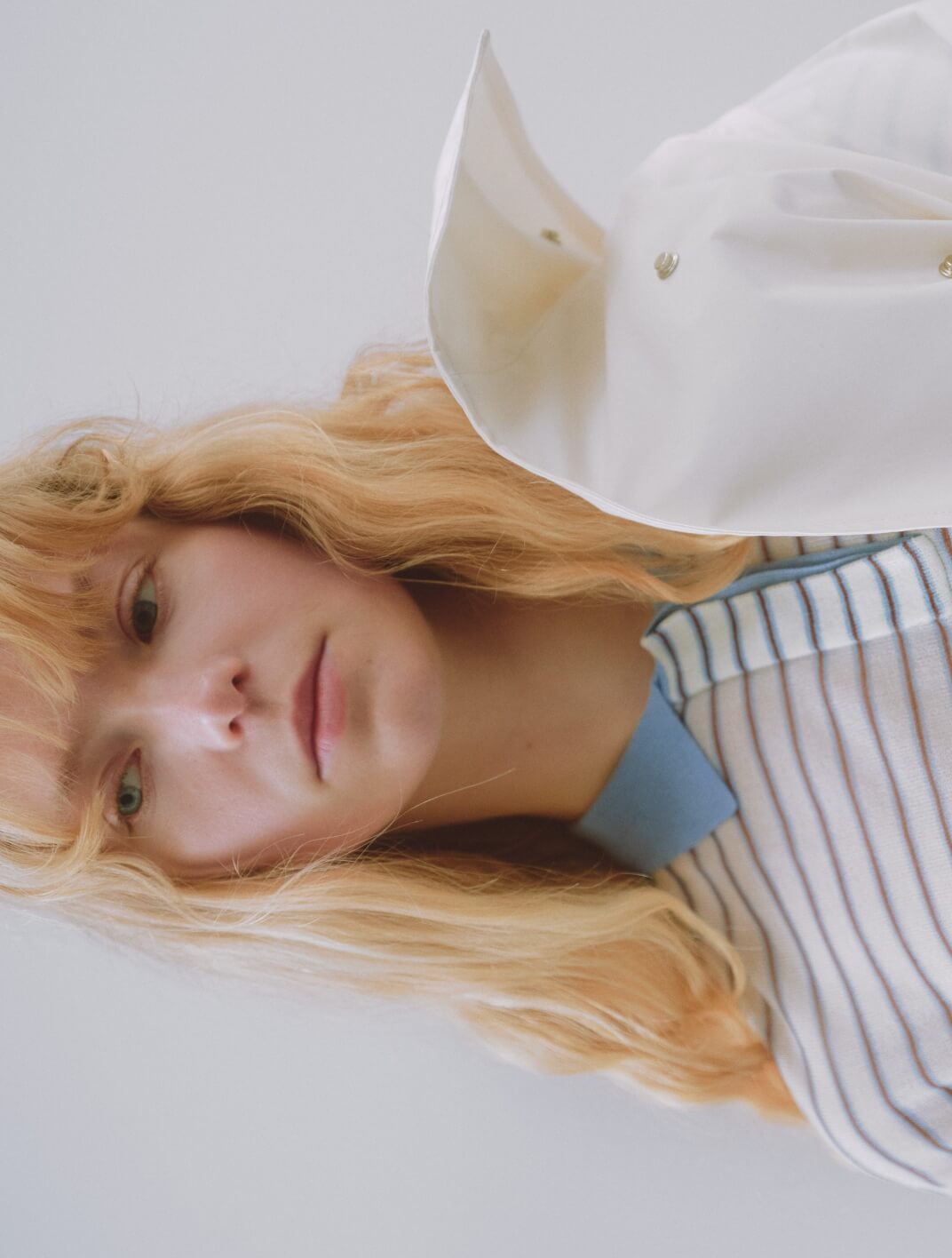 ボリュームスリーブロングコート/撥水、シアーボーダーポロニットを着用した女性モデル