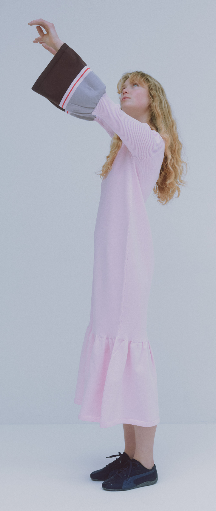 eco ボーダースリーブニットワンピース、SPEEDCAT SATIN emmi (emmi×PUMAのシューズ)を着用した女性モデル