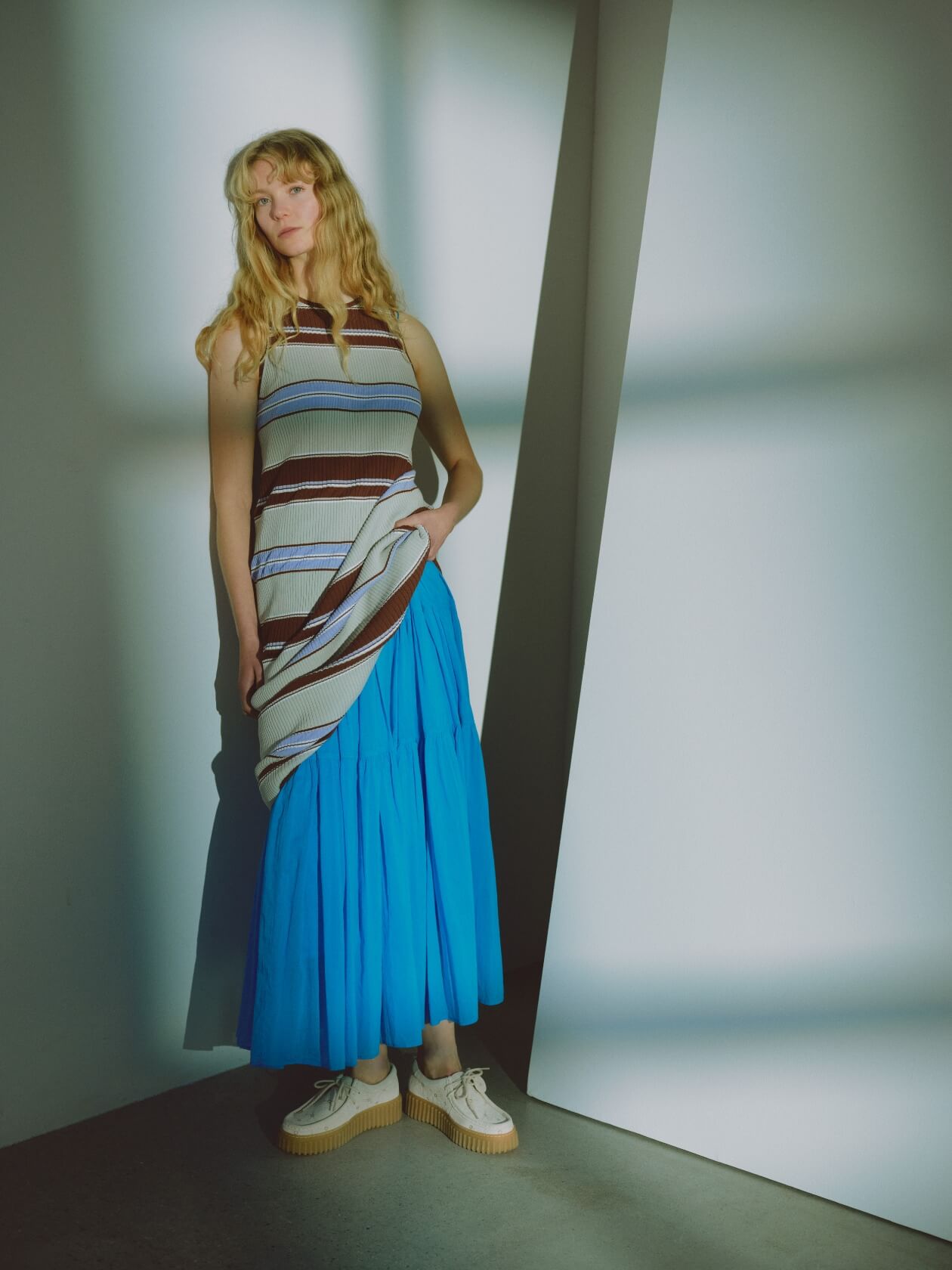 【ONLINE限定カラーあり】マルチボーダーニットワンピース、コットンボリュームティアードワンピース、Torhill Bee (emmi meets Clarksのシューズ)を着用した女性モデル