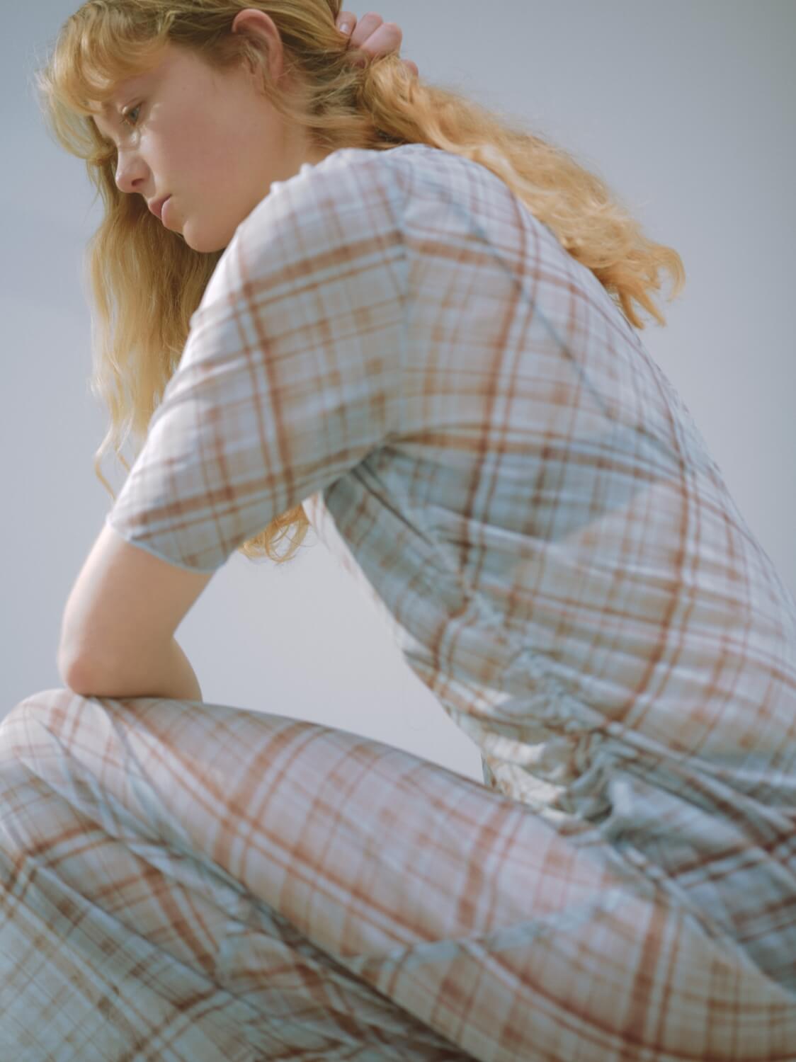 シアーメッシュチェックワンピース、リラックスヘルシーブラ、フルヒップショーツ、W GOLDENGLOW TOGGLEShoes (UGG for emmiのシューズ)を着用した女性モデル