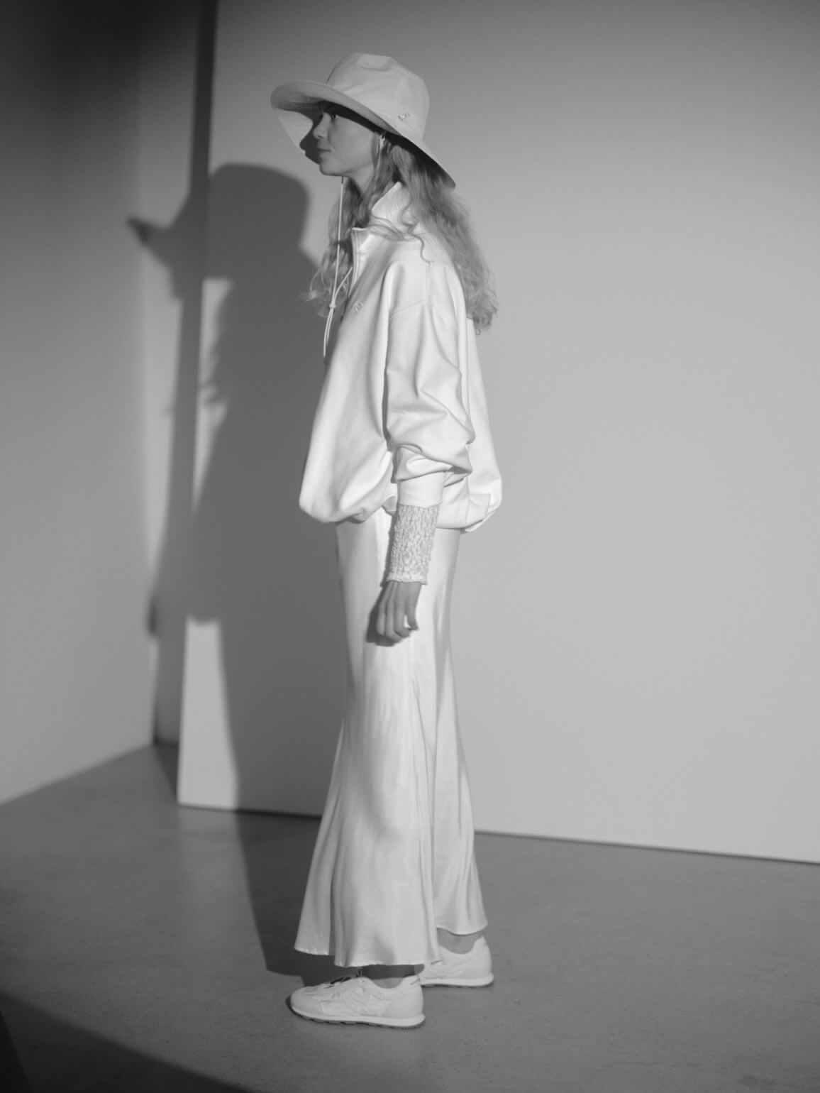 【em】ハーフジップスウェット【セットアップ対応】、2wayストレッチレースカットソー、サテンナロースカート【セットアップ対応】、サンガードアウトドアハット/撥水/UVカット、【em】メリージェーンスニーカーを着用した女性モデル