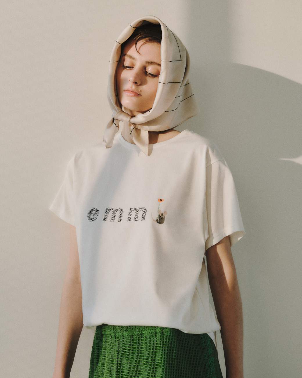 【emmi×Leo Lionni】emmiロゴグラフィックＴシャツ・【emmi×Leo Lionni】 メッシュパンツを着用した女性