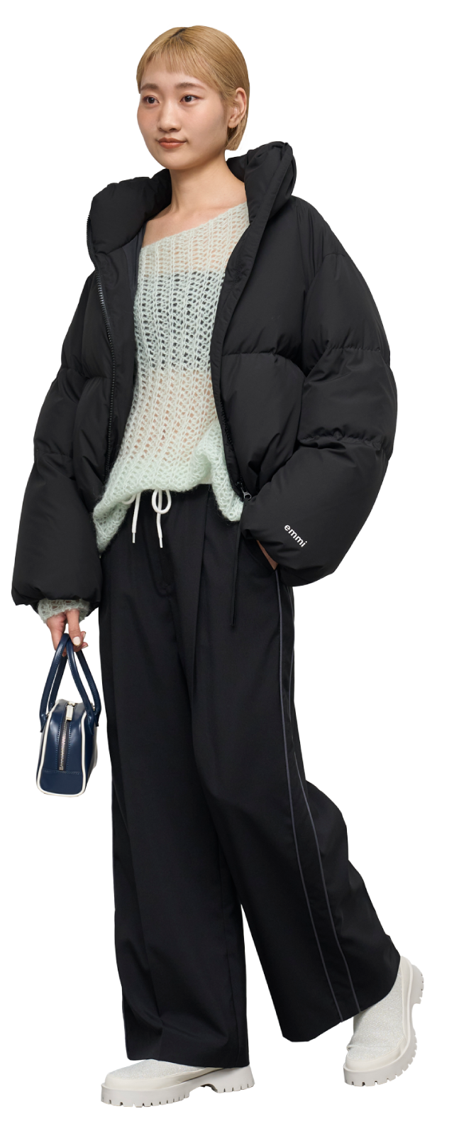 ブラックのクロップドフォルムダウンのコーディネート例