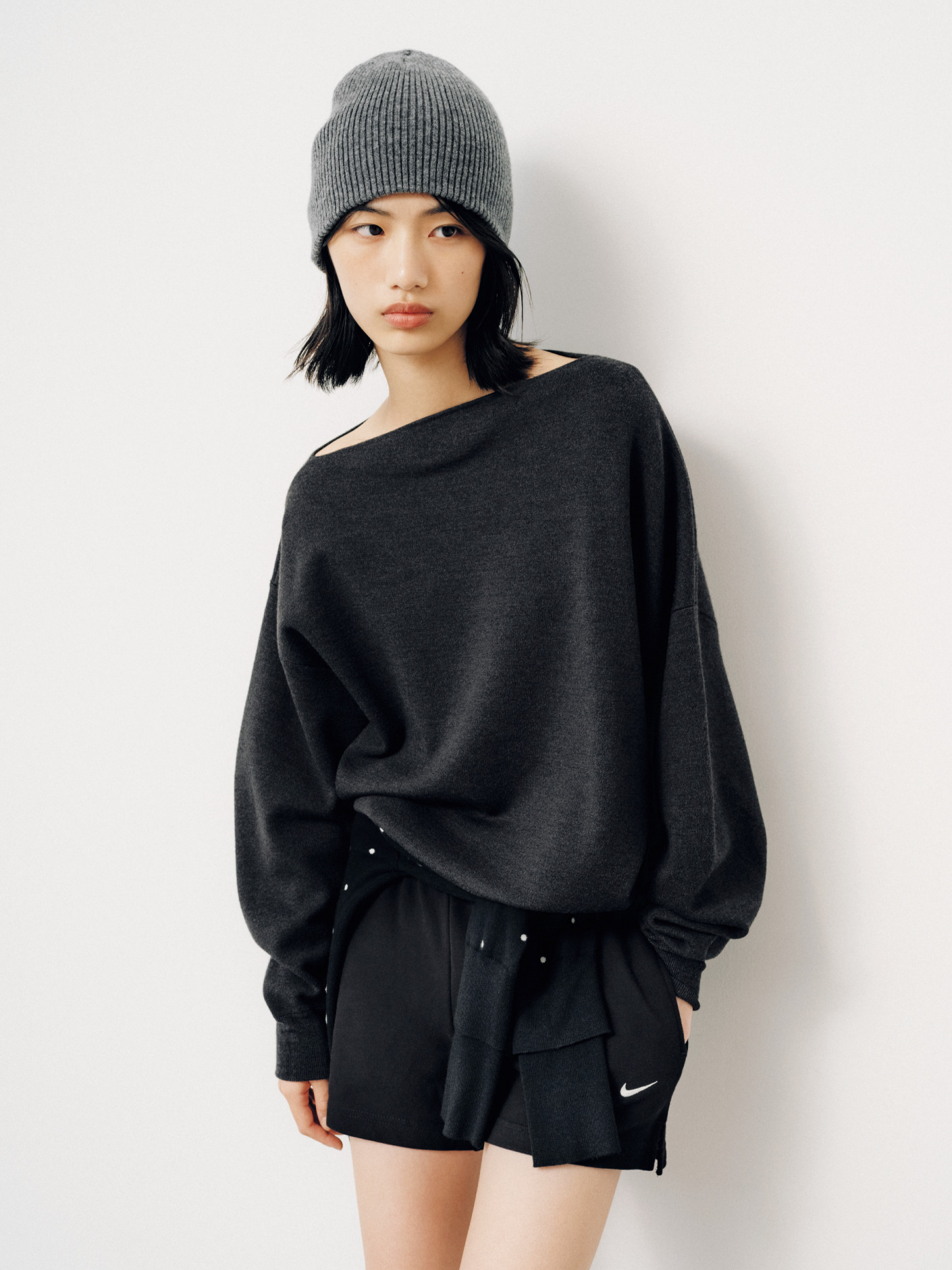 黒のニットとショートパンツ、ニット帽のスタイリング