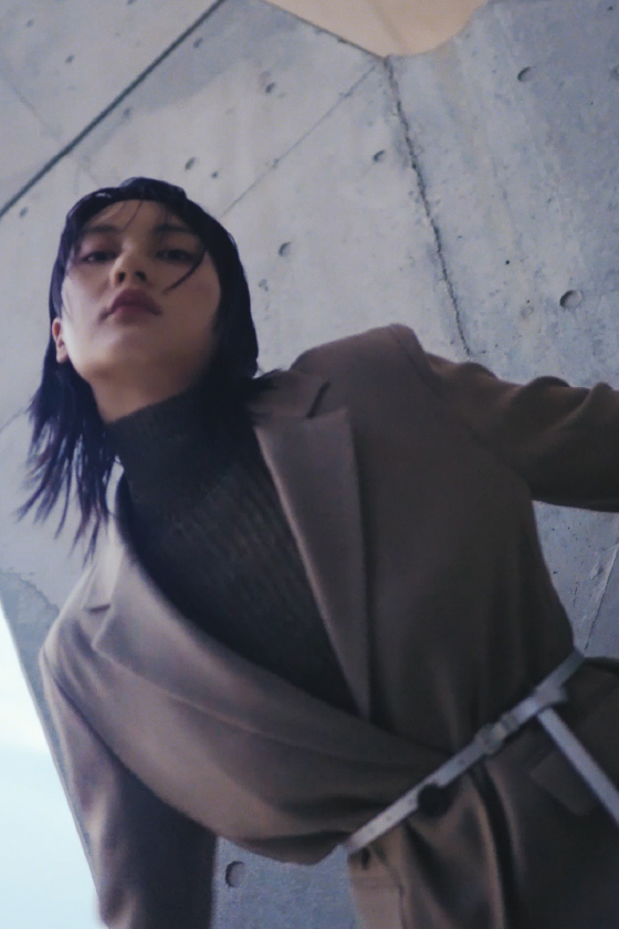 eco ツイードシングルジャケット・シアータートルネックニットトップス・・eco タックボリュームバルーンスカート・シンプルナローベルトを着用した女性