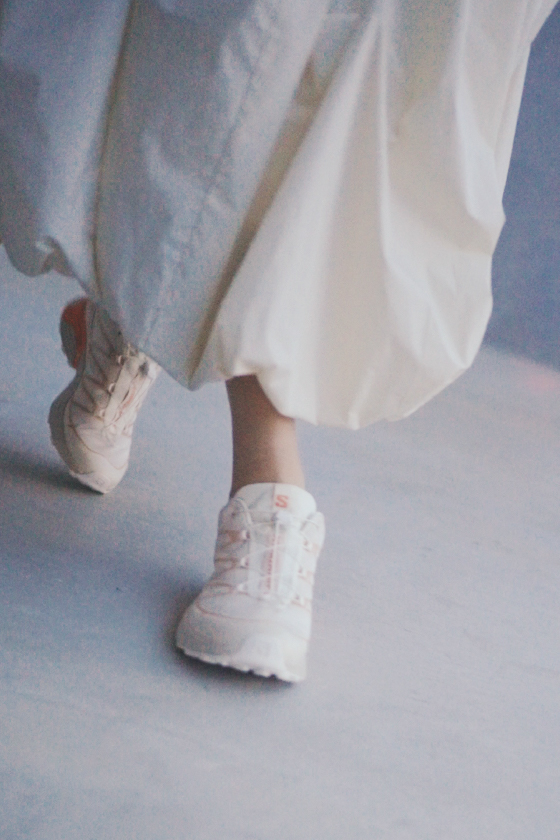 eco ツイードシングルジャケット・シアータートルネックニットトップス・・eco タックボリュームバルーンスカート・シンプルナローベルトを着用した女性