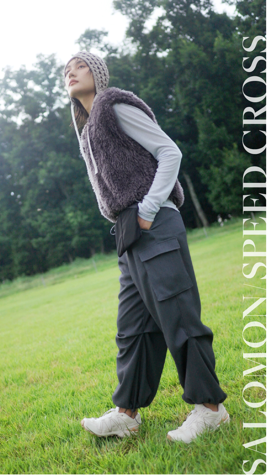 コンパクトファーベスト・オーガニックコットン強撚天竺トップス・タックドロストフォルムカーゴパンツ・ラメニットバラクラバを着用した女性