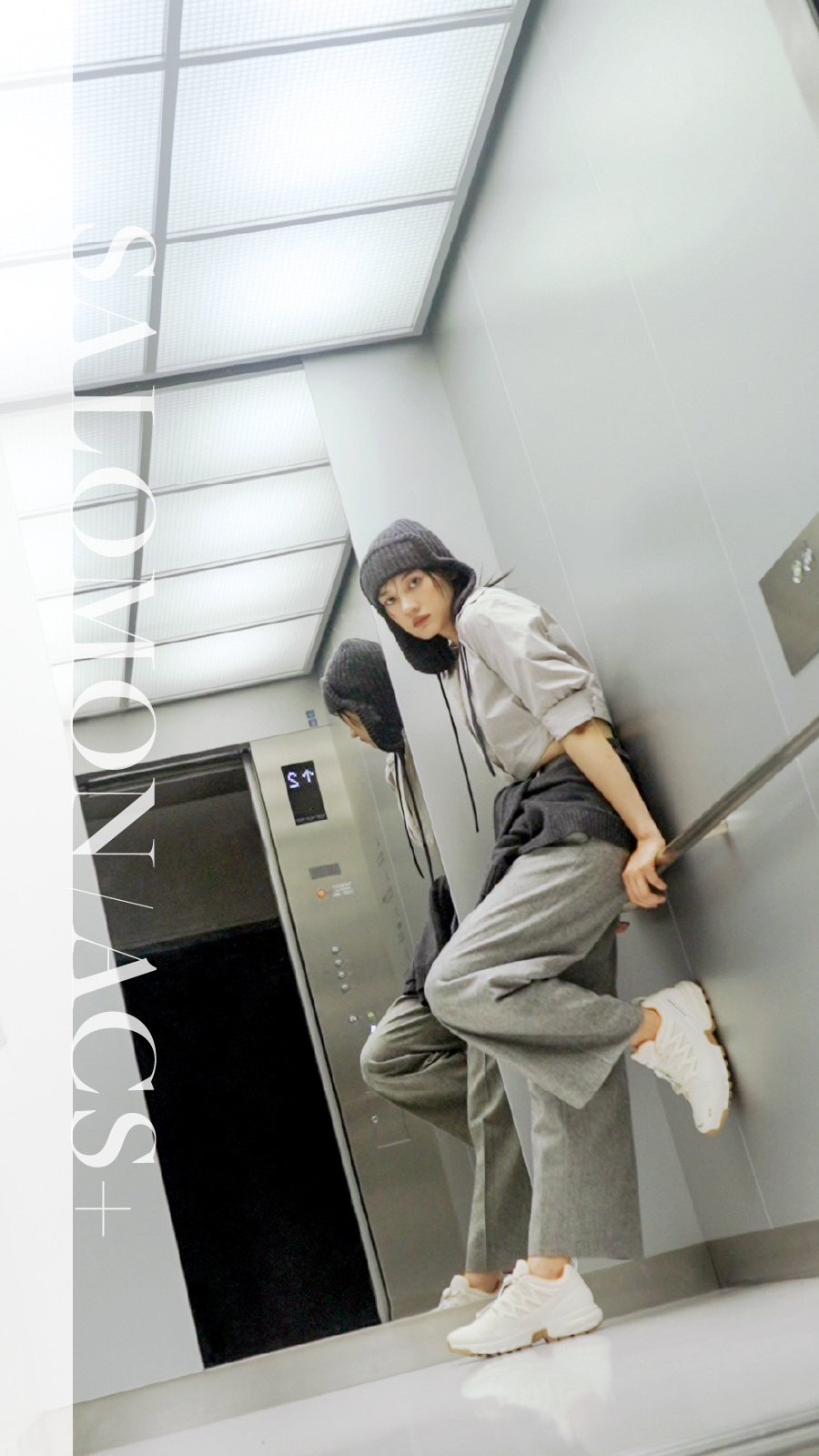 ウール混ニットアンサンブル・eco ツイードロングパンツ・フライトニットキャップを着用した女性