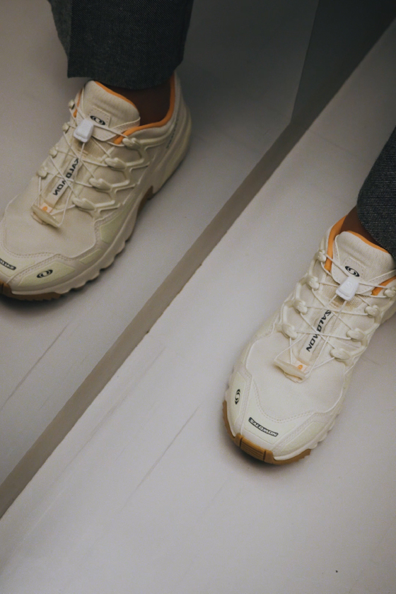 ウール混ニットアンサンブル・eco ツイードロングパンツ・フライトニットキャップを着用した女性