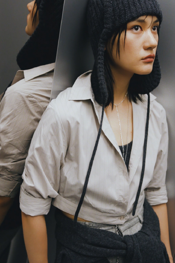 ウール混ニットアンサンブル・eco ツイードロングパンツ・フライトニットキャップを着用した女性