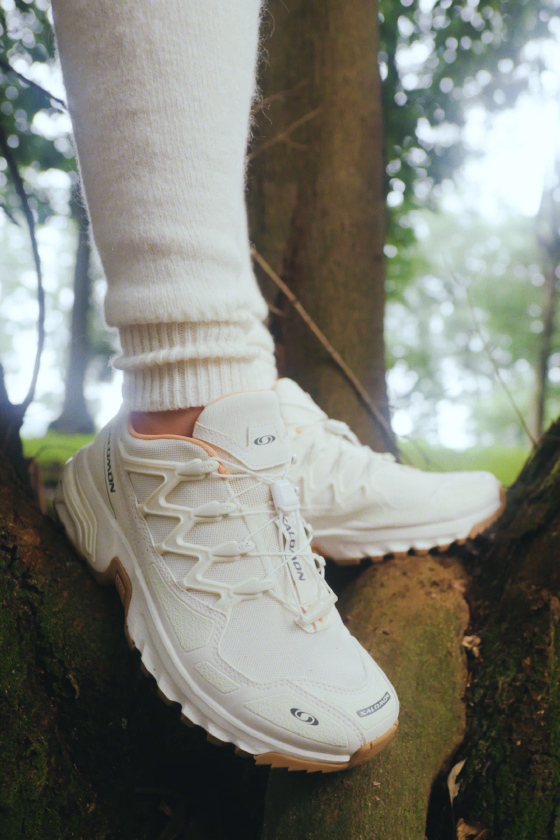 撥水リブカラーバルーンデザインブルゾン・フーディーニットプルオーバー・ウールニットパンツを着用した女性