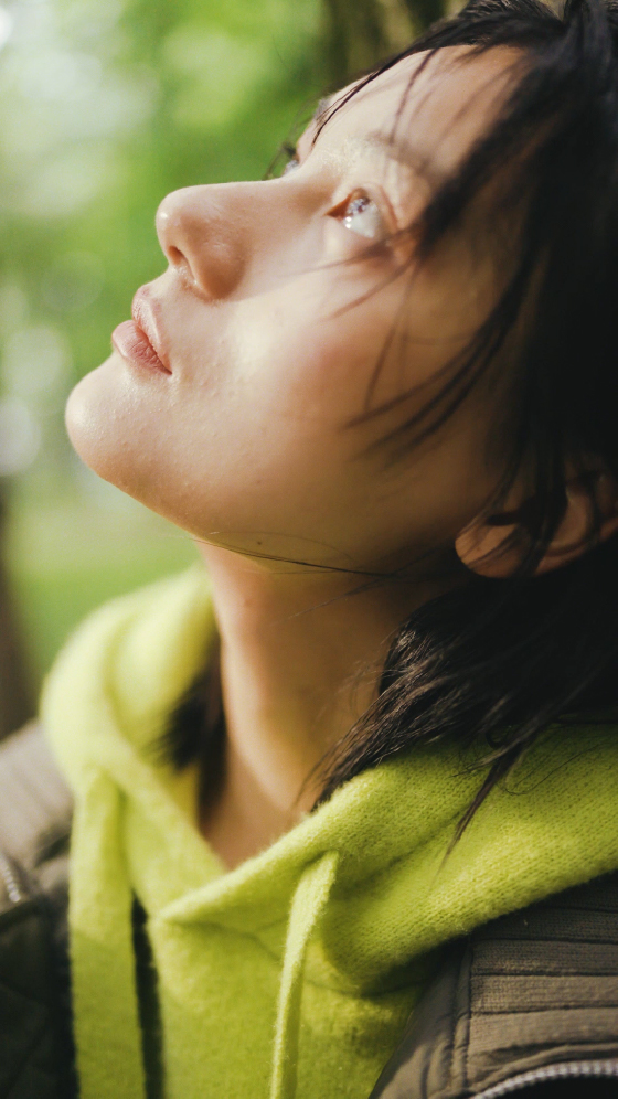 撥水リブカラーバルーンデザインブルゾン・フーディーニットプルオーバー・ウールニットパンツを着用した女性