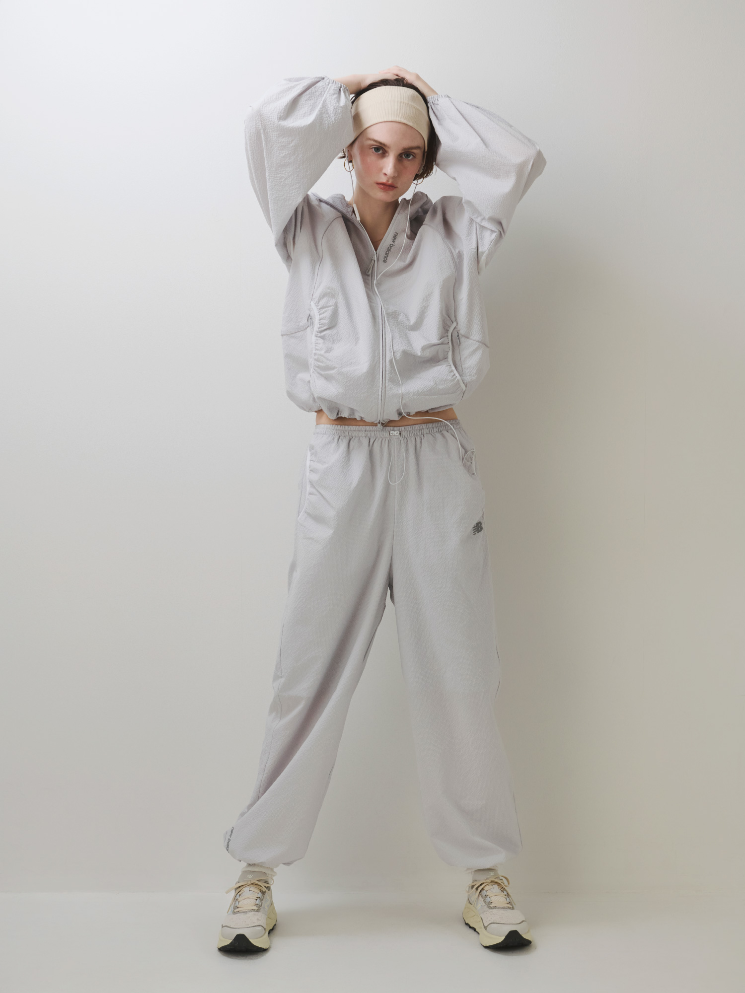 グレーのマルチファンクションジャケットとマルチファンクションイージーパンツ・アイボリーのレギュラーソックスとFresh Foam X Hierro v9を合わせたコーディネート