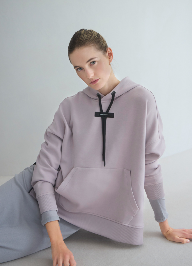 【On】Hoodie W・レイヤードライクカットソーワンピース・【emmi×On】On x MotivNY Cloudpulseを着用した女性
