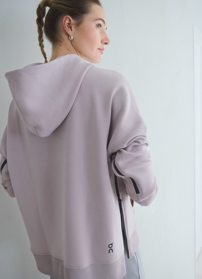 【On】Hoodie W・レイヤードライクカットソーワンピース・【emmi×On】On x MotivNY Cloudpulseを着用した女性