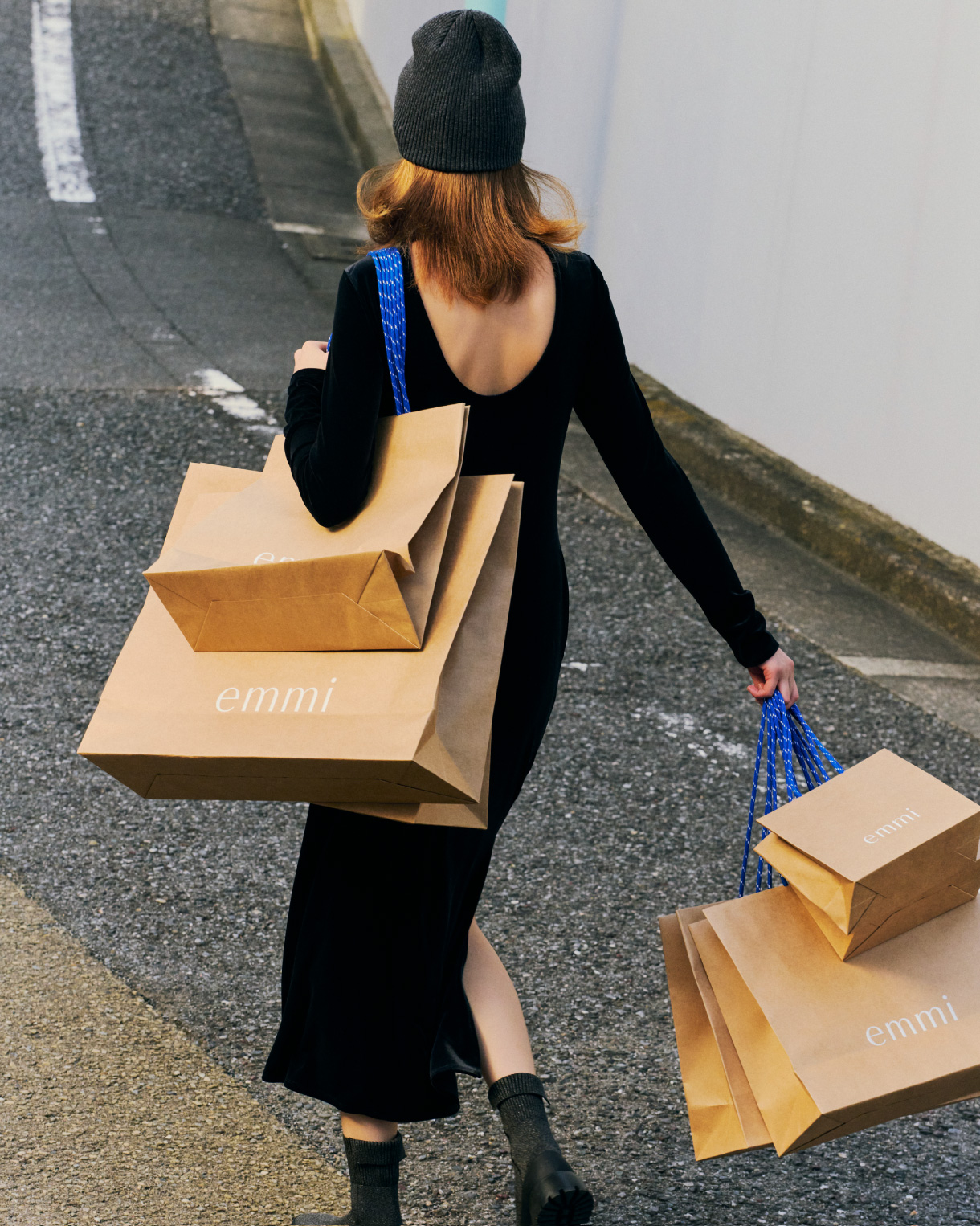 黒のベロアスリムワンピースと
リブニットビーニーとecoニットブーツのコーディネート例