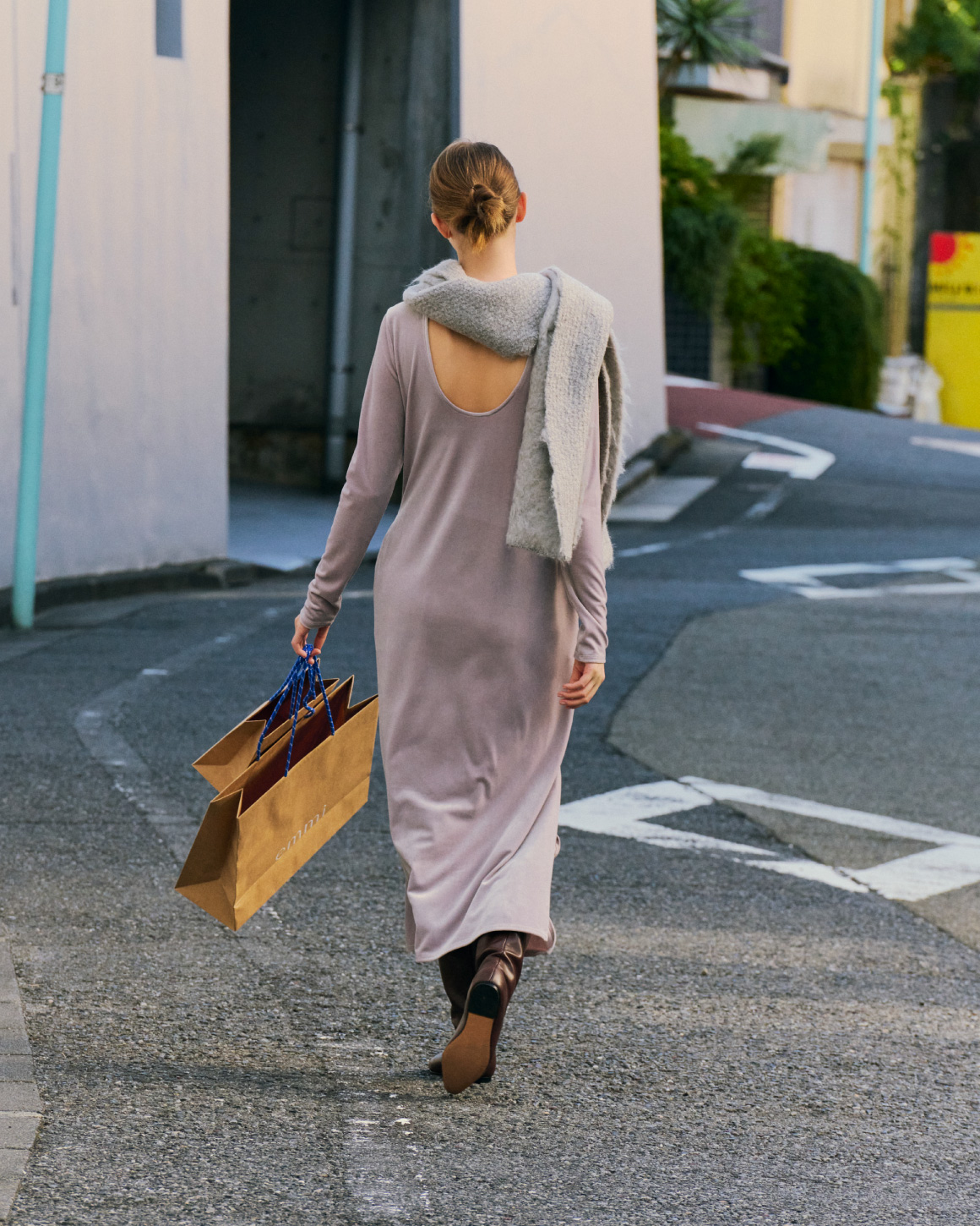 モカのベロアスリムワンピースとシャギーマフラー・インヒールジョッキーロングブーツのコーディネート例