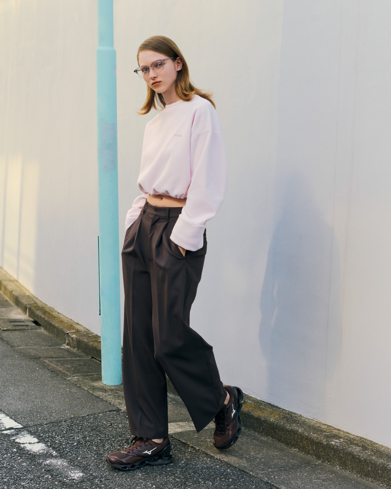 ピンクと黒を基調としたＥＣ限定起毛カットプル・タックワイドパンツ・ブローフレームメガネ・WAVE PROPHECY LS（シューズ）のコーディネート例