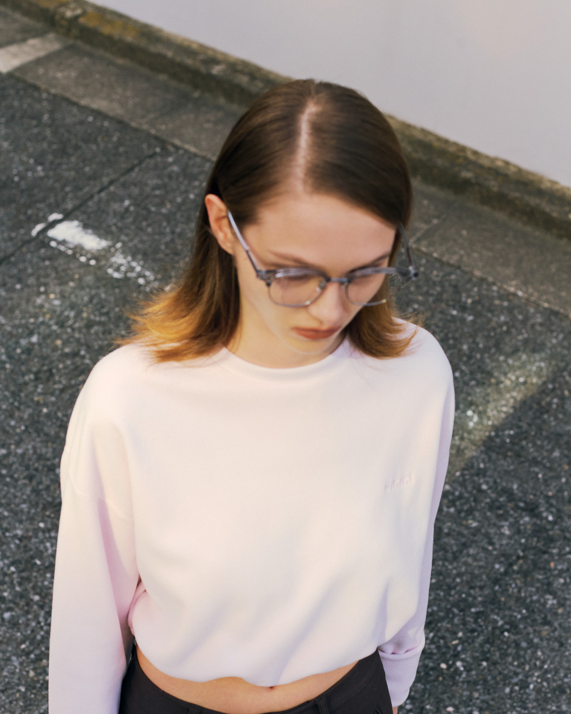 ピンクと黒を基調としたＥＣ限定起毛カットプル・タックワイドパンツ・ブローフレームメガネ・WAVE PROPHECY LS（シューズ）のコーディネート例