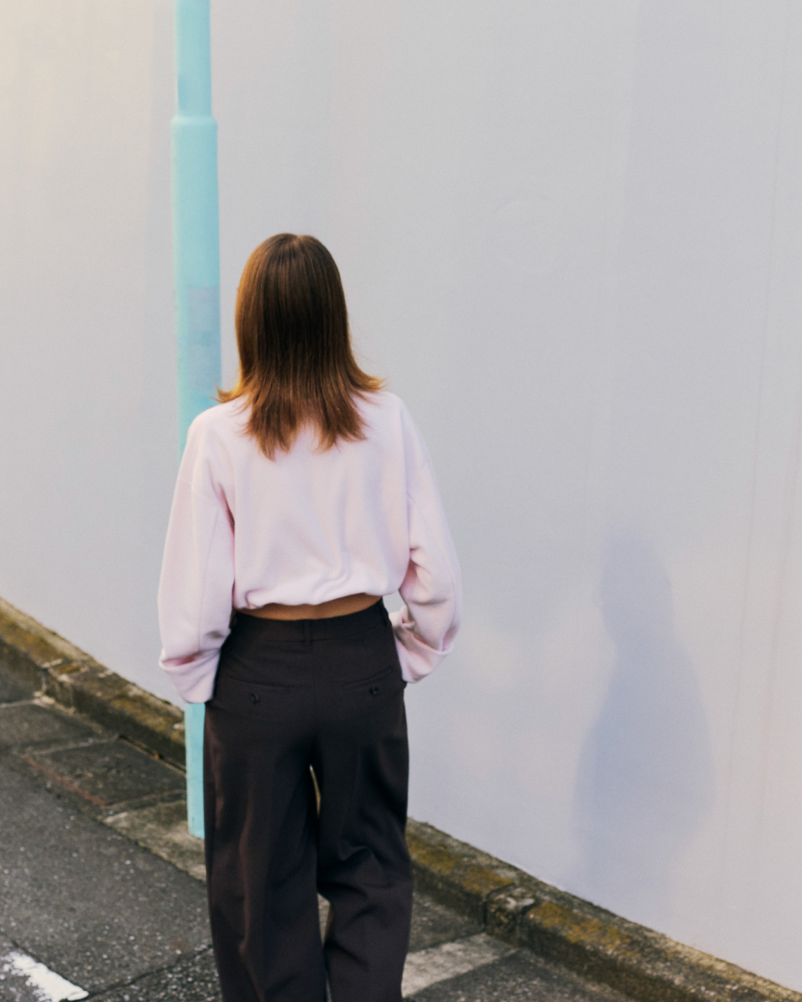 ピンクと黒を基調としたＥＣ限定起毛カットプル・タックワイドパンツ・ブローフレームメガネ・WAVE PROPHECY LS（シューズ）のコーディネート例