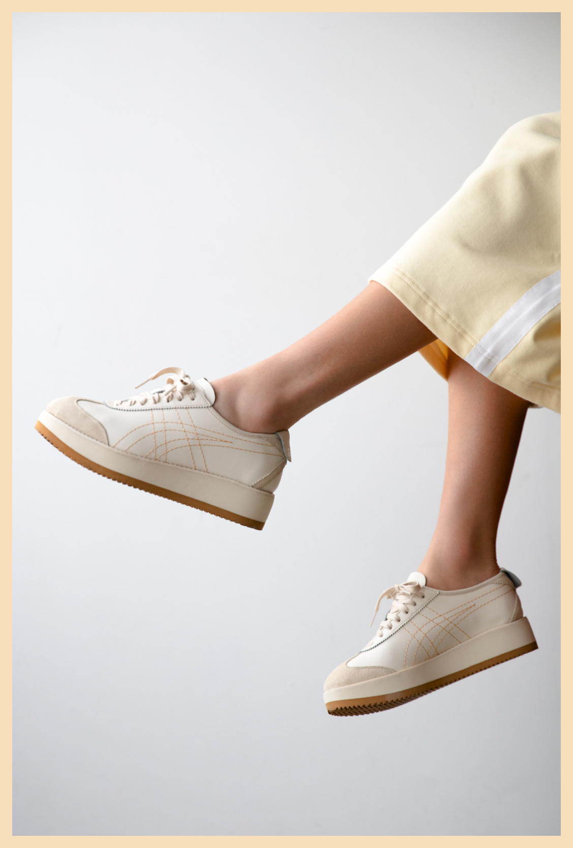 クリームのMEXICO 66 CHUNK（シューズ）足元アップ写真