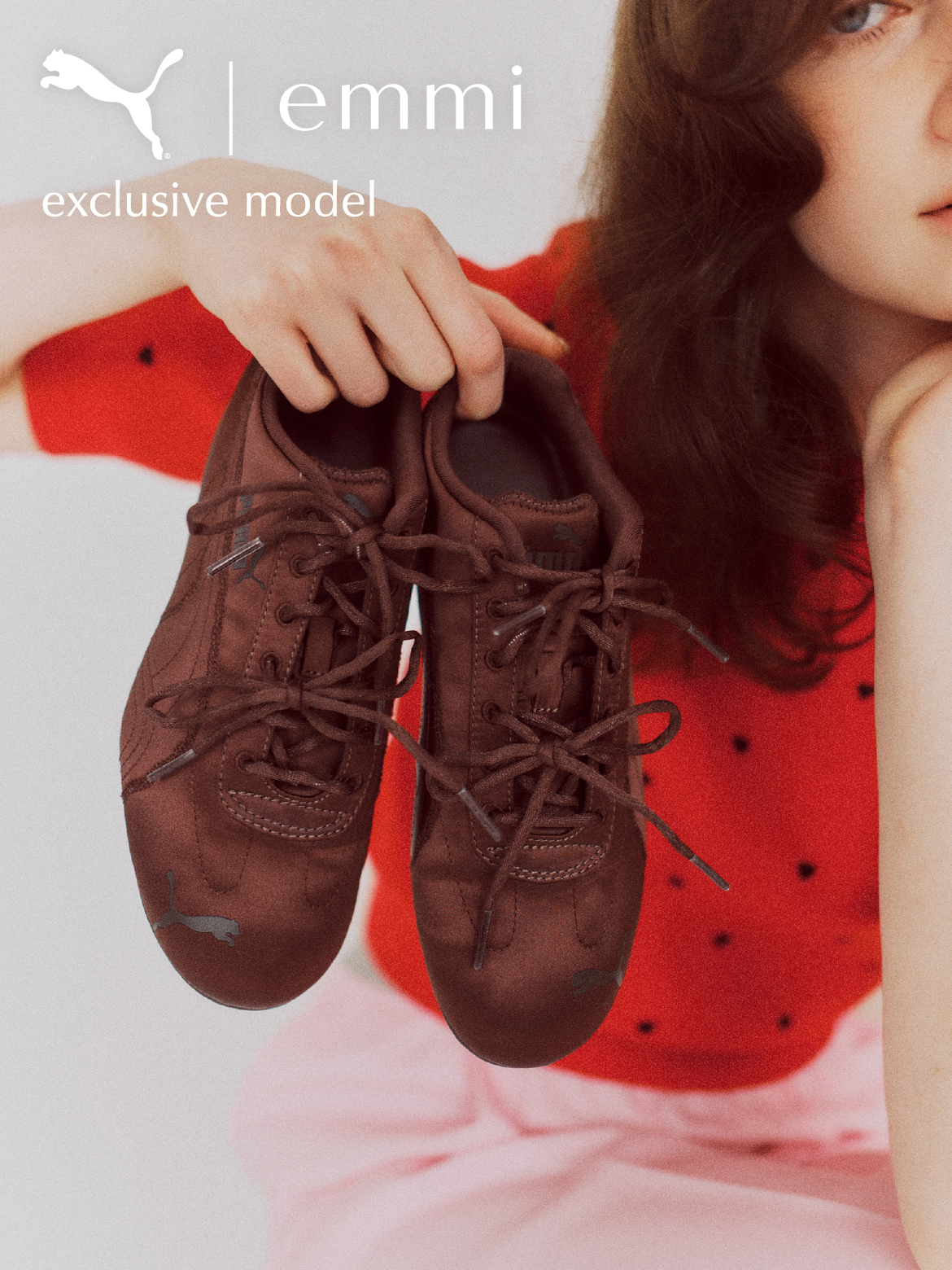 ブラウンのスニーカーを持った女性の画像